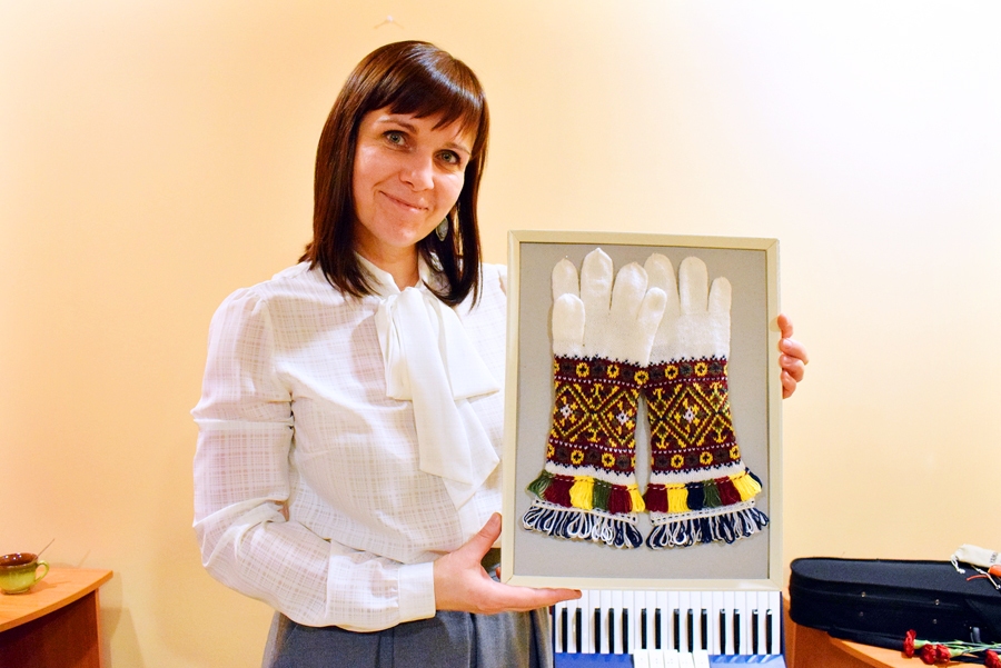 Elīna Jegorova atzīst, ka košo cimdu raksts ir sarežģīts, bārkstis veidotas dažādās tehnikās, turklāt līgavaiņa pirkstaiņi ir gari, tāpēc adīšana prasījusi daudz laika.
Autors: Žanna Zālīte