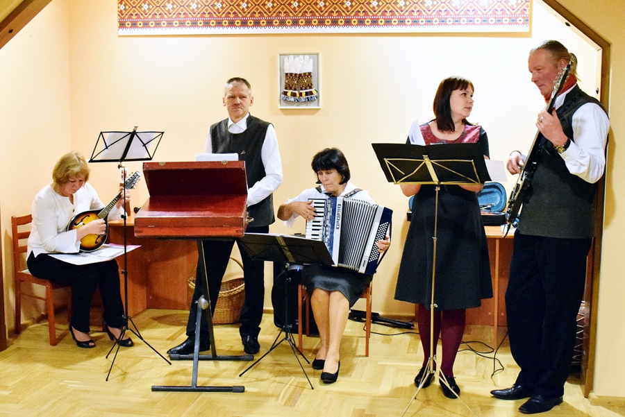 Lauku kapela «Savējie» atdzīvina senās dziesmas, kas pierakstītas Bārbelē.
Autors: Žanna Zālīte