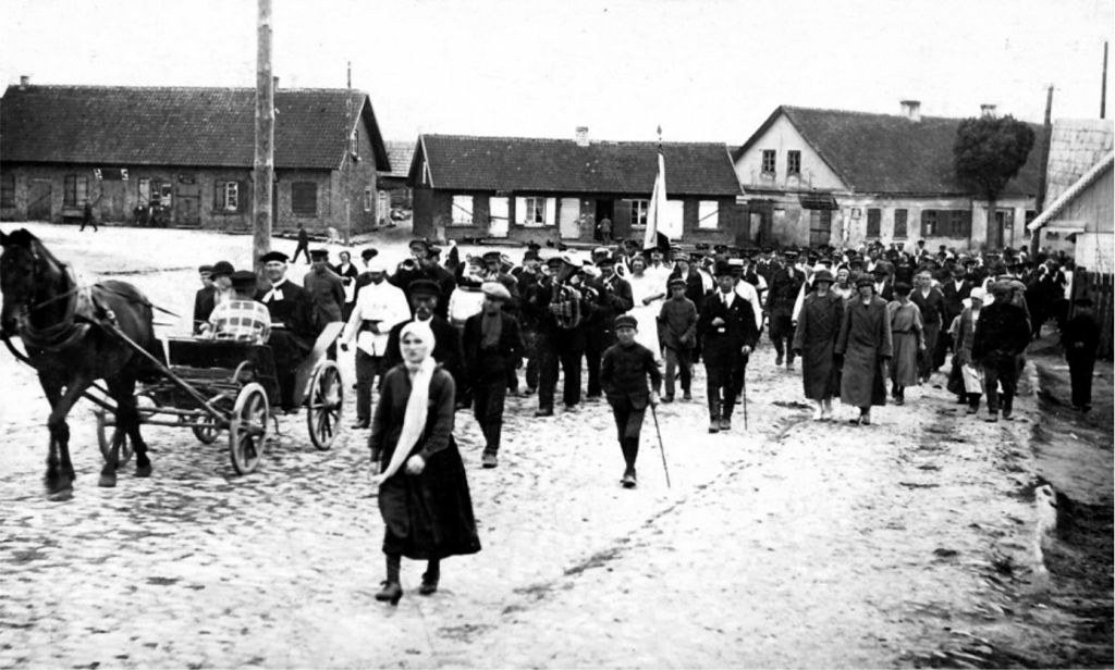 1930. gads. Ceļā no kapu svētkiem Vaiču kapsētā uz dievkalpojumu Skaistkalnes tautas namā.
Autors: No Skaistkalnes pagasta novadpētniecības materiālu krātuves "Novadnieki" arhīva.