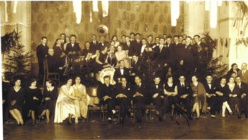 Jaunā gada sagaidīšanas svinības Bauskā. Latviešu lauksaimnieku ekonomiskās sabiedrības (tag. Kultūras centra) zālē 1929. gada 31. decembrī.
Autors: No Bauskas muzeja krājuma.