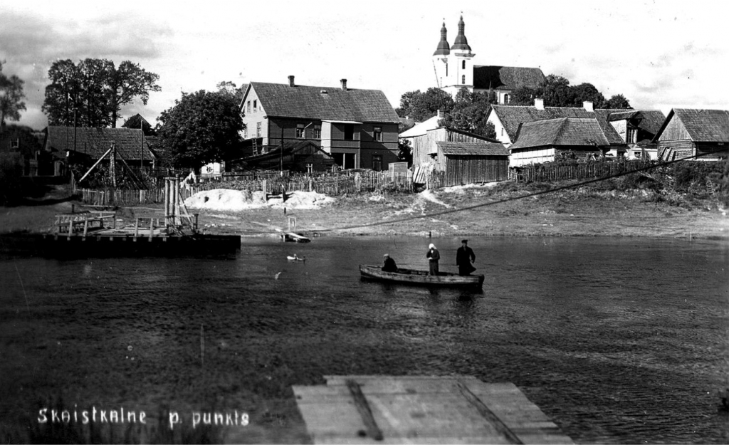 Mēmele Skaistkalnē – pārceltuves punkts. Redzama Skaistkalnes miesta apbūve un kalnā baznīca. 1935. gads. Pārceltuves te sen vairs nav.
Autors: No Skaistkalnes pagasta novadpētniecības materiālu krātuves "Novadnieki" arhīva.