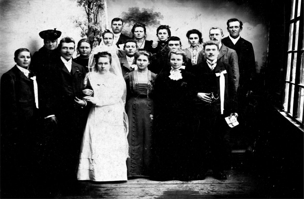 Rudens – kāzu laiks. Jaunlaulātie – Žanis un Lūcija Šterni – ar kāzu viesiem. Visi svētku drēbēs. 20. gadsimta sākums.
Autors: No Bauskas muzeja krājuma.