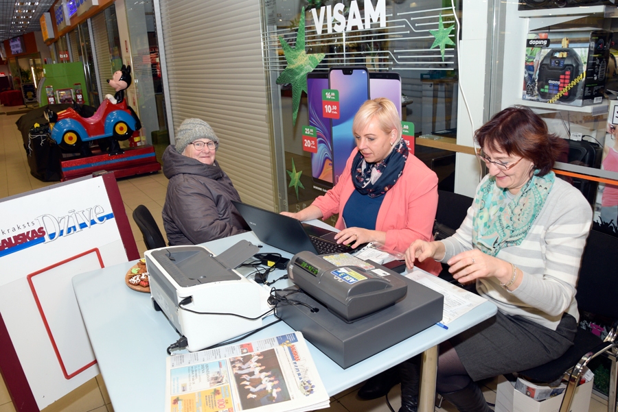 Laikraksta abonementu redakcijas darbinieces noformē Ritai Kaladinskai.
Autors: Ivars Bogdanovs
