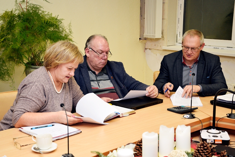 Attīstības programmas projektu skata Anda Liškauska, Aigars Sietiņš un Aivars Okmanis.
Autors: Ivars Bogdanovs