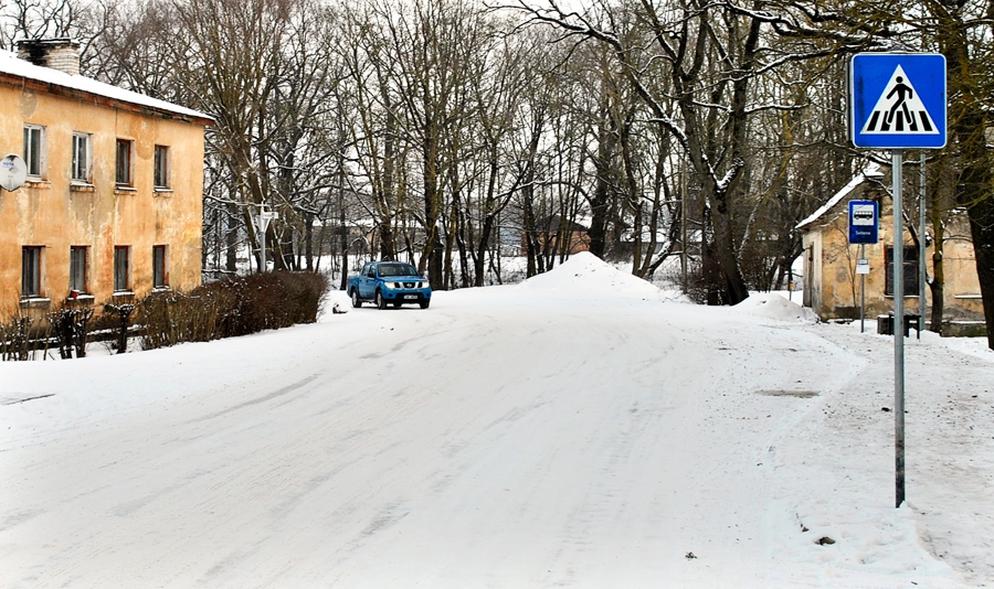 Svitenes centrā izveidotā autobusu pietura – tieši ceļa līkumā –, pēc vietējo zemnieku domām, traucē drošai satiksmei. Plānus vajagot sasaistīt ar realitāti.
Autors: Māris Krūmiņš