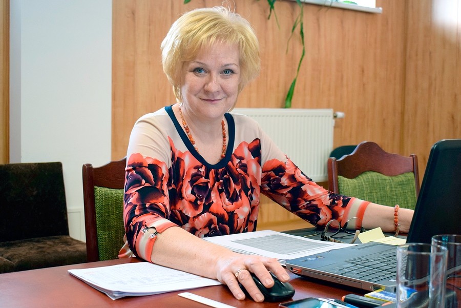 Gita Skribāne, finanšu nodaļas vadītāja, budžeta ekonomiste, komiteju kopīgajā sēdē atbildēja uz neskaitāmiem deputātu jautājumiem.
Autors: Žanna Zālīte