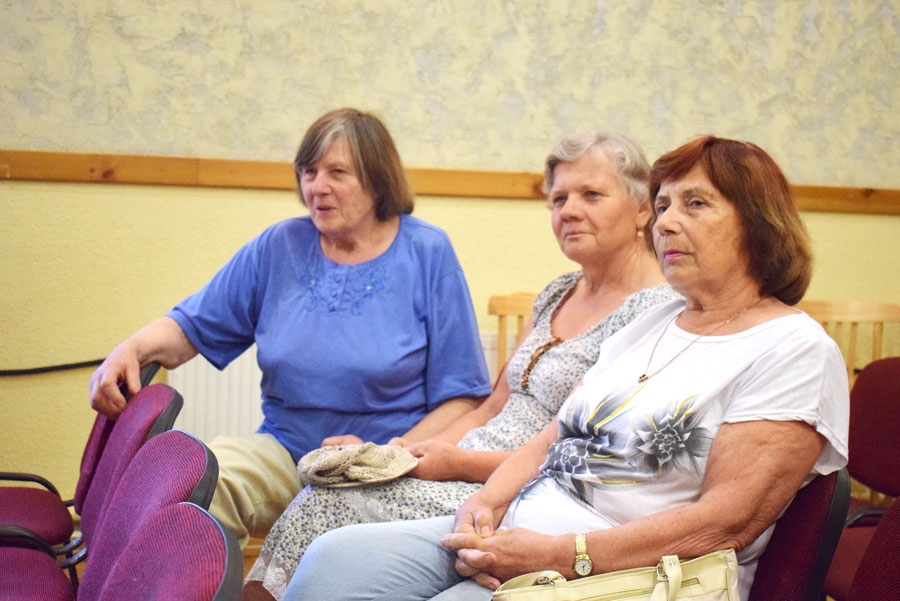 Sapulci Skaistkalnes tautas namā apmeklēja Rita Blažēvica (pirmā no labās), Eleonora Maisaka un Dzintra Bračka.
Autors: Žanna Zālīte