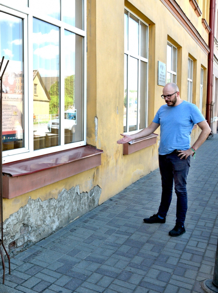 Jānis Dūmiņš, Kultūras centra direktors, rāda, kā maģistrāle ietekmē ēku stāvokli.
Autors: Ivars Bogdanovs