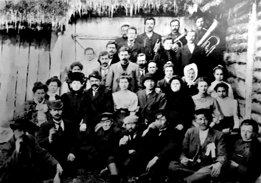 Leonarda Zēderštrema un Emīlijas Šēferes kāzas. Sieviete baltā aubītē – Emīlijas vecmāmiņa, vīrietis ar glāzi baltā galvassegā (priekšplānā) – Emīlijas tēvs.
Autors: no T. Nežbertes dzimtas arhīva