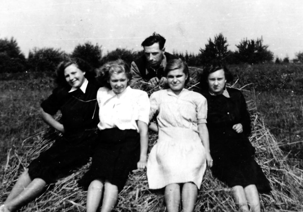 Kolhoza «Brīvais arājs» grāmatvedis Kārlis Āzis kopā ar «skaitļu meitenēm» Birutu Purviņu (no kreisās), Irēnu Malanku, Dzidru Druseiku un Almu Strautnieci.
Autors: no albuma