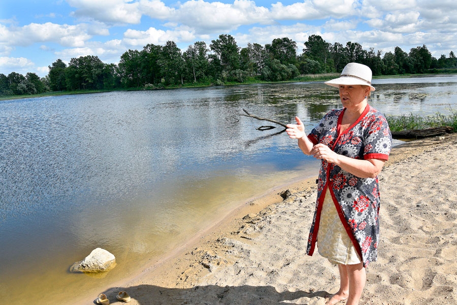 Rundāliete Daina Bergmane tveicīgajā vasarā peldas trīs reizes dienā. Sākotnēji pie ūdens varēja nokļūt pa stāvu krastu, ieķeroties izliekušajās liepu saknēs, lai neieslīdētu ūdenskrātuvē.
Autors: Ivars Bogdanovs