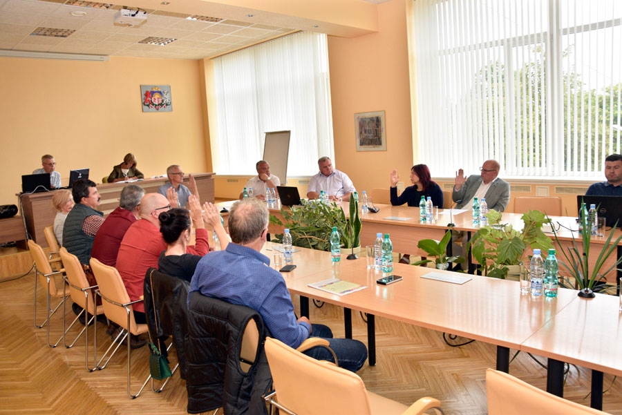 Septiņiem deputātiem balsojot «par», lēmums tika atbalstīts. Tas saskaņots ar Izglītības un zinātnes ministriju un esot labākais risinājums šajā situācijā.
Autors: Ivars Bogdanovs