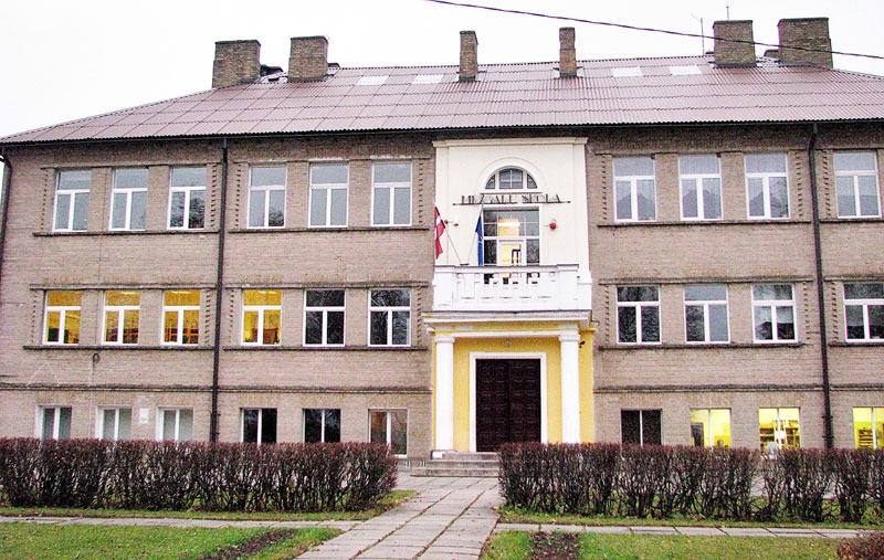 Mežgaļu sākumskola atbilstoši Bauskas novada domes 2016. gada 24. novembra lēmumam «Par Bauskas novada pašvaldības vispārējās izglītības iestādes «Mežgaļu pamatskola» reorganizāciju» savu darbību sāka šī gada 1. jūlijā, bet, nenostrādājot pat dažus mēnešus, tika slēgta. Par ēkām interesējusies jaunsargu organizācija, taču viņus neapmierinājis, ka tuvumā nav ūdenskrātuves.
Autors: no «Bauskas Dzīves» arhīva
