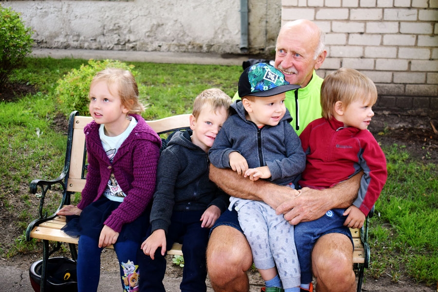 Jānis Kalniņš, piesolot saviem mazbērniem saldējumu, visus pierunāja 530 metru skrējienam.
Autors: Žanna Zālīte
