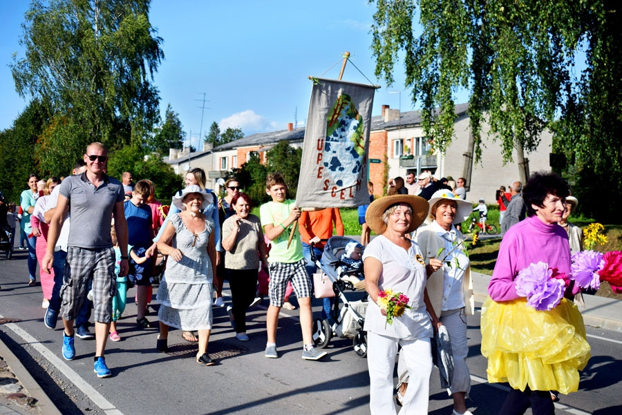 Svētku gājienā līdztekus citiem soļo «Upescelmiņu» saimnieki.
Autors: Žanna Zālīte
