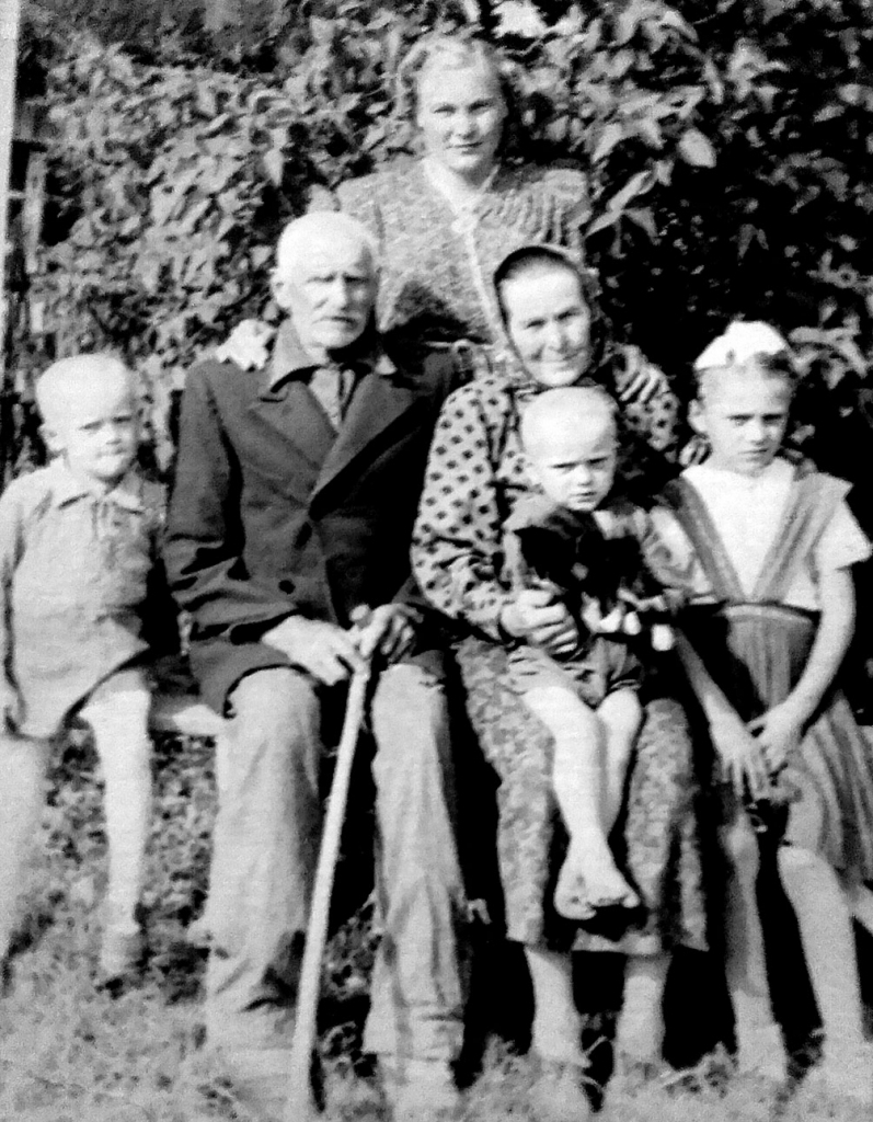 1955. gads. Gundegas vectēvs Jokubs un vecāmāte Katrīna kopā ar Gundegas mammu Lidiju (stāv), vecāko māsu Ļubu, brāļiem Alfrēdu (klēpī) un Vjačeslavu.
Autors: no albuma