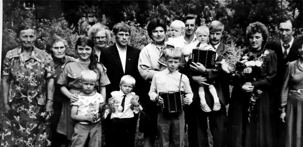 80. gadu beigas. Radu pulks Gundara un Jāņa kristībās pie Sesavas baznīcas.
Autors: no albuma