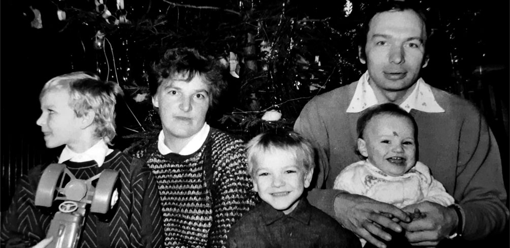 1991. gads. Gundega un Jānis Kauleņi kopā ar dēliem Jāni (no kreisās), Gundaru un Jāzepu.
Autors: no albuma