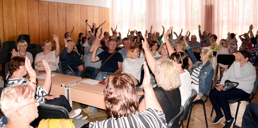 Iedzīvotāju sanāksmē 17. jūnijā Pilsrundālē vienbalsīgi pieņem lēmumu rīkot aptauju un tautas sapulces.
Autors: Ivars Bogdanovs