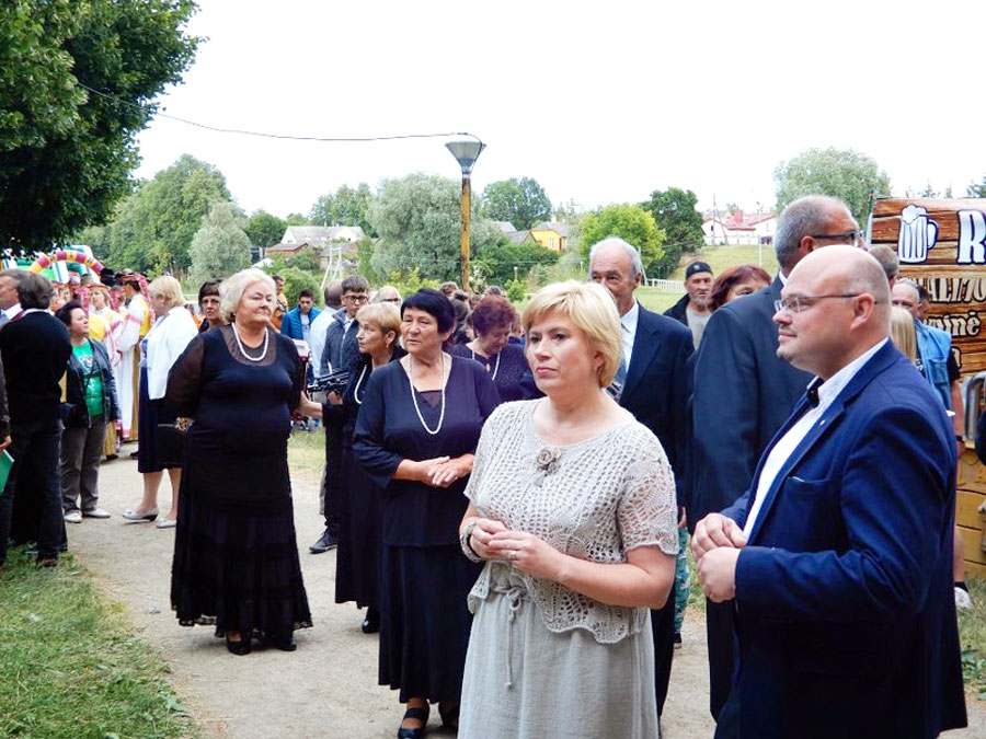 Renata Budriene, Pakrojas kultūras centra direktore (priekšplānā no kreisās), un Pakrojas rajona mērs Sauļus Margis.
Autors: no albuma