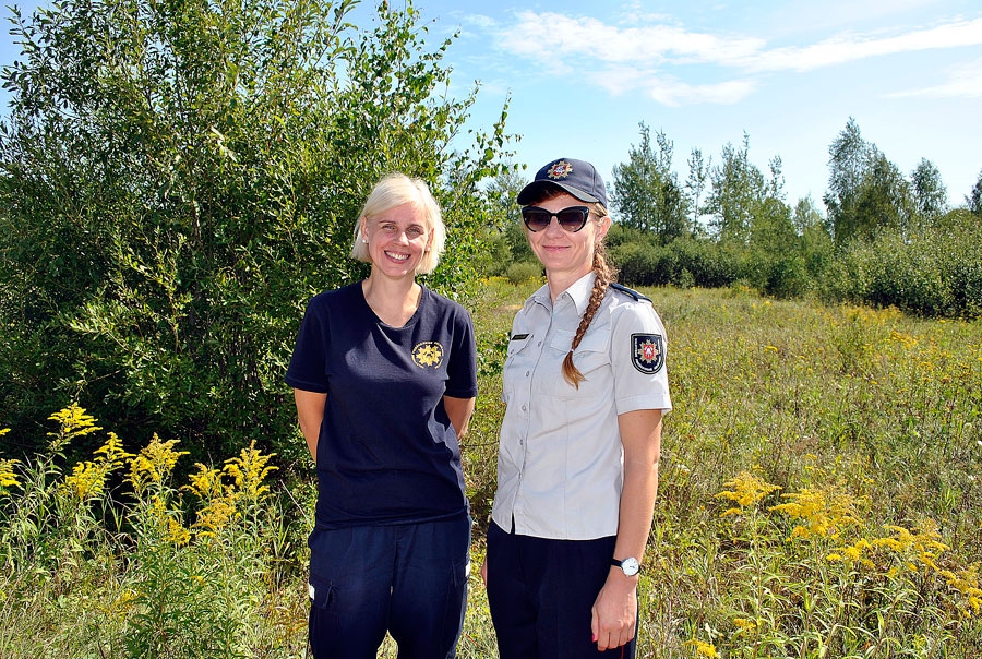Uzvarētāja ugunsdzēsības sportā Regina Bartkute (no labās) un ugunsdzēsēja-glābēja Evelina Makejeva no Šauļiem gaida.
Autors: Māris Krūmiņš
