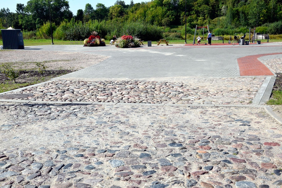Laukumā pie Dambja ielas ar ratiņkrēslu neiebraukt – šķērslis ir laukakmeņu segums.
Autors: Uldis Varnevičs