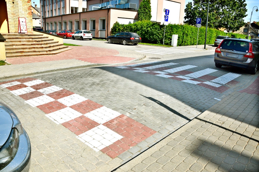 Neveiksmīgs «gulošais policists» ir Plūdoņa ielā Bauskā. Tam ir slīpas malas, nevis savienojums ar ietvi, bet aiz konstrukcijas vēl ir veidota gājēju pāreja, kas ir lieks elements. Līdzīgi neveiksmīgi tikko veikts jaunais remonts «Rimi» veikala stāvlaukumā – samazināts mašīnu ātrums, bet nav radīta ērta iespēja šķērsot brauktuvi gājējiem.
Autors: Uldis Varnevičs