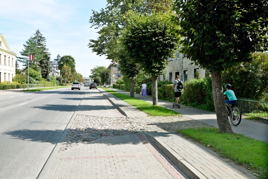 Uzvaras ielā Bauskā varbūt varētu izveidot vēl vienu veloceļu, bet traucē laukakmens segums. Veloceļa nepieciešamību pamato arī šis foto – kopā ar gājēju uz ietves ir elektriskais skrejritenis un velosipēds.
Autors: Ivars Bogdanovs