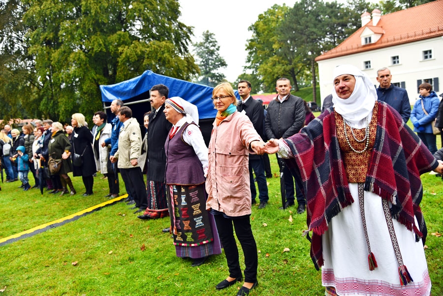 Biržos dziesmai «Atmostas Baltija» skanot, daudzi sadevās rokās.
Autors: Uldis Varnevičs