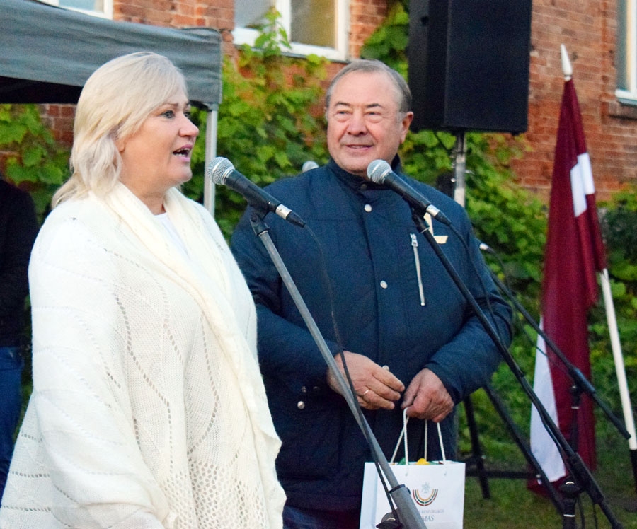 Zita Beļakiene, Germanišķu ciema kultūras darba organizatore, lauku kapelas «Santaka» vadītāja, abās valodās tulkoja svētku uzrunas.
Autors: Žanna Zālīte