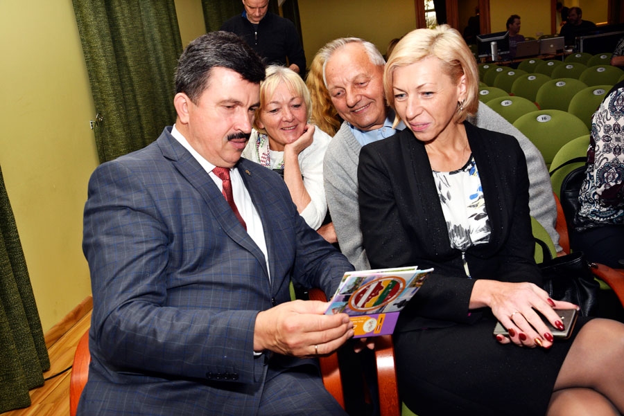 Prieks un pārsteigums. Bauskas novada domes priekšsēdētājs Arnolds Jātnieks un izpilddirektora vietniece Ineta Ruhocka apskata Dainas un Jāņa Mičuļu (abi vidū) albumā bildēs sakrātos ceļošanas akcijas «Iepazīsti kaimiņus Zemgalē!» iespaidus. Tur redzami visi 24 objekti un svētku mirkļi.
Autors: Ivars Bogdanovs
