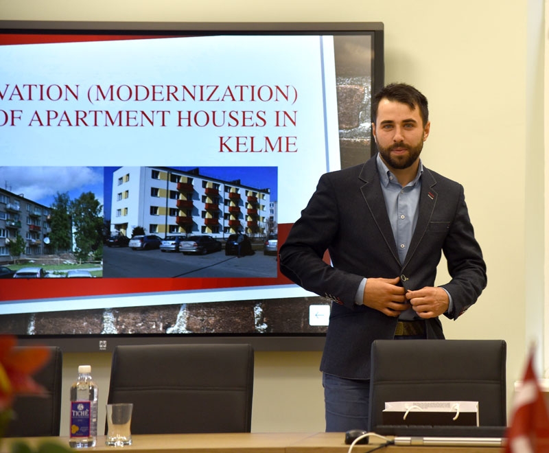 Tautvils Putvis, atbildīgais Kelmes novadā par māju siltināšanu, informēja par siltumenerģijas ietaupījumu.
Autors: Uldis Varnevičs