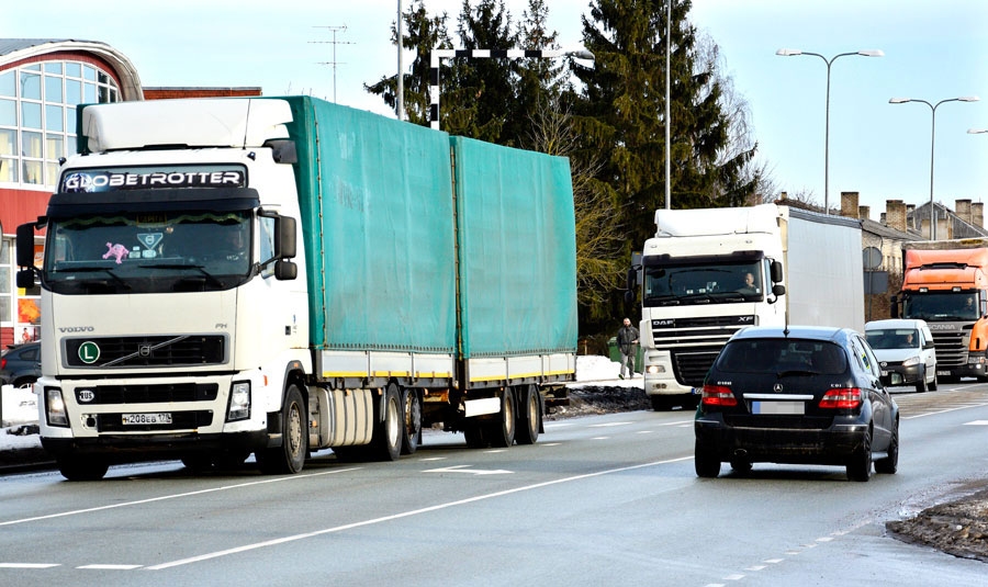 Smago automobiļu nemitīgā plūsma cauri Bauskai ne tikai piesārņo gaisu, bet rada arī pastiprinātu risku ceļu satiksmē.
Autors: no «Bauskas Dzīves» arhīva