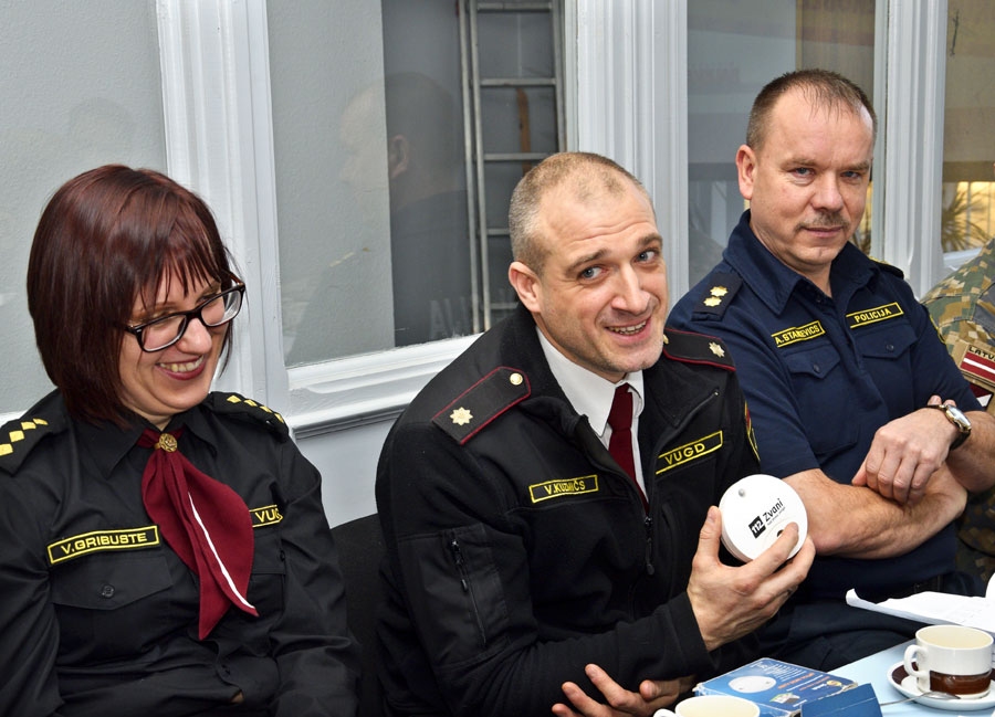 VUGD pārstāvji Viktorija Gribuste un Vadims Kuzmičs (vidū) uzsver arī dūmu detektora lielo nozīmi, gādājot par drošību. Ainars Stankevics, VP ZRP Bauskas iecirkņa priekšnieks, ir gandarīts par dienestu labo sadarbību.
Autors: Ivars Bogdanovs