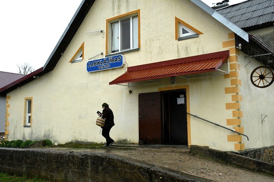 «Labklājības veikalam» nelielā pircēju skaita dēļ darba laiks noteikts no astoņiem rītā līdz vieniem dienā. Ar to pilnīgi pietiekot, jo viena pircēja dēļ neesot jēgas durvis atvērtas turēt līdz vakaram. Ja akurāt ir vajadzība, septiņus kilometrus tālāk ir otra tirgotava, kas strādā līdz sešiem, bet vasaras sezonā līdz septiņiem vakarā.
Autors: Ivars Bogdanovs
