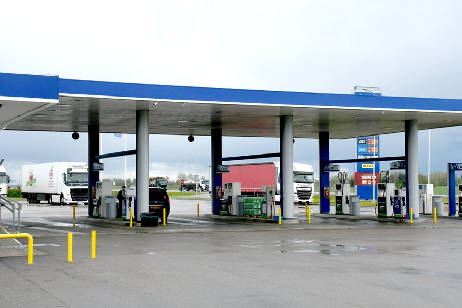 Grenctāles degvielas uzpildes stacijā «Virši» līdz 15. maijam lielākoties iegriezās vien kravas mašīnu vadītāji, kuri galvenokārt iegādājās autoceļu lietošanas nodevas jeb vinjetes.
Autors: Ivars Bogdanovs