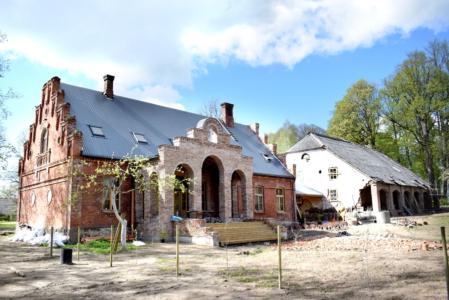 Turpinās muižas pārvaldnieka ēkas un klēts atjaunošana.
Autors: Žanna Zālīte