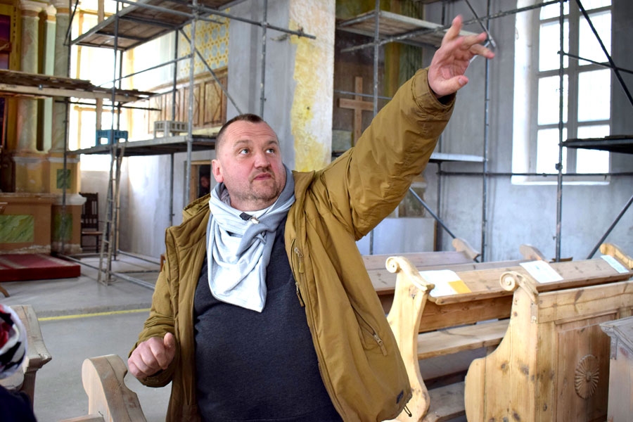 Priesteris Andrejs Mediņš iepazīstina ar Kurmenes baznīcas atjaunošanas gaitu.
Autors: Žanna Zālīte