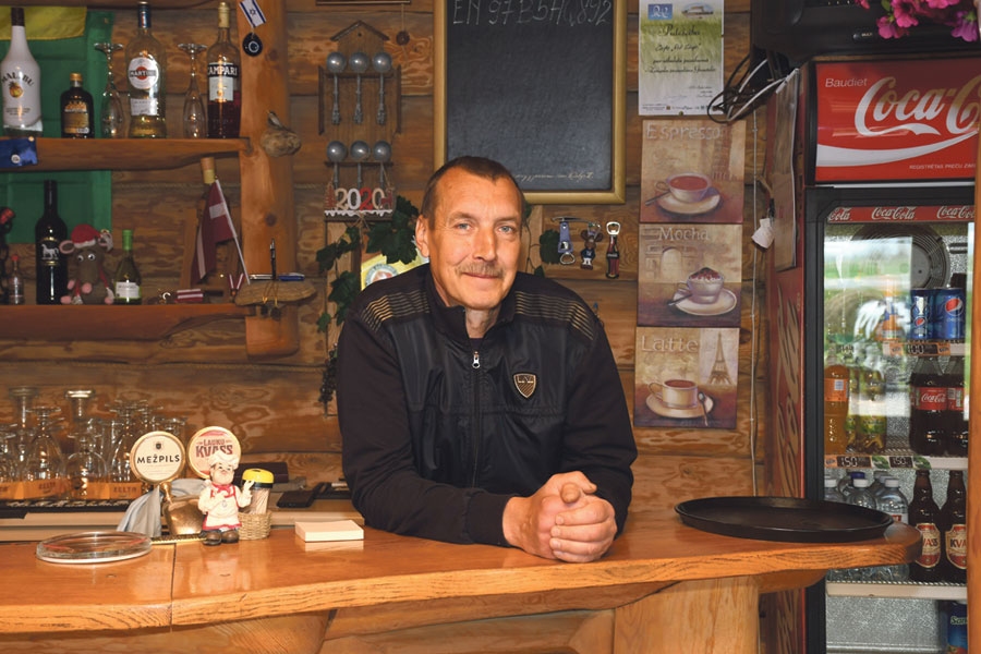 «Dzīve turpinās,» optimistisks ir Jurijs Kudrjašovs. Atveroties robežām, tūristu plūsma, galvenokārt no Lietuvas un Igaunijas, atjaunojusies, ģimenes ar bērniem iegriežas arī ceļmalas kafejnīcā. Taču cerēt uz produktīvu vasaru gan nevarot, spriež «Pit Stop» saimnieks.
Autors: Ivars Bogdanovs