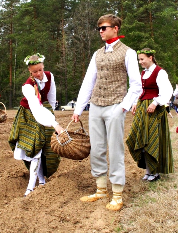 Deju kolektīva «Rakari» dalībnieki Sējas svētkos brīvdabas muzejā «Ausekļu dzirnavas».
Autors: no «Rakaru» arhīva.
