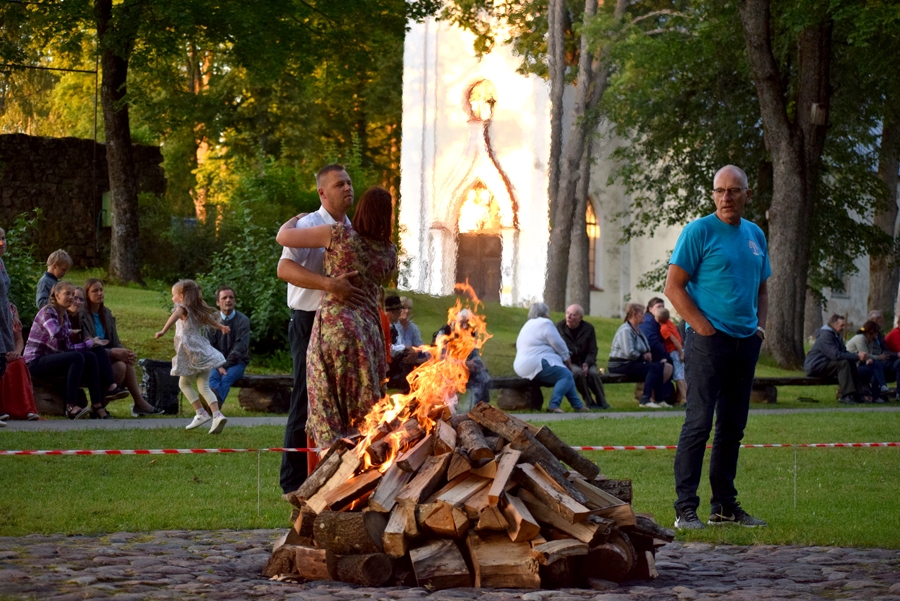 Ugunskurs tika iedegts, kad pamalē vēl rotājās vakara saule.
Autors: Žanna Žālīte