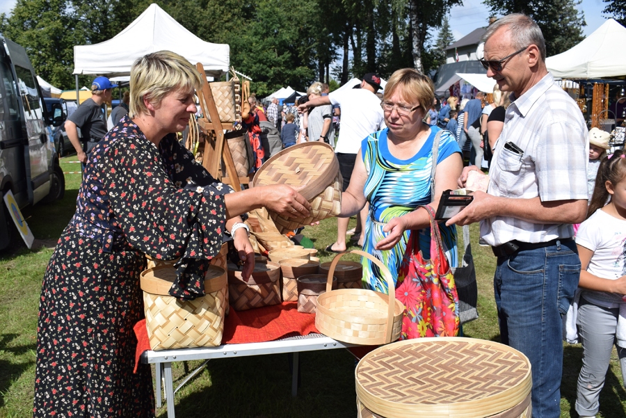Inga Kļava (no kreisās) Kanepenes gadatirgū prata pastāstīt gan par pašas darinātajiem skalu pinumiem, gan izmantotā koka enerģētiku.
Autors: Žanna Zālīte