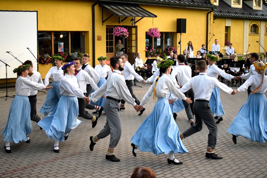 «Vanadziņi» ar vairākām dejām iepriecināja Baltā koncerta apmeklētājus Skaistkalnē.
Autors: Žanna Zālīte