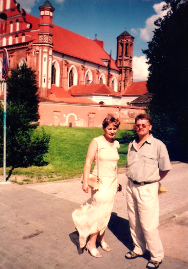 Nijole un Gunārs Strēlnieki pie Onas baznīcas Viļņas vecpilsētā 2010. gadā.
Autors: no personiskā arhīva.
