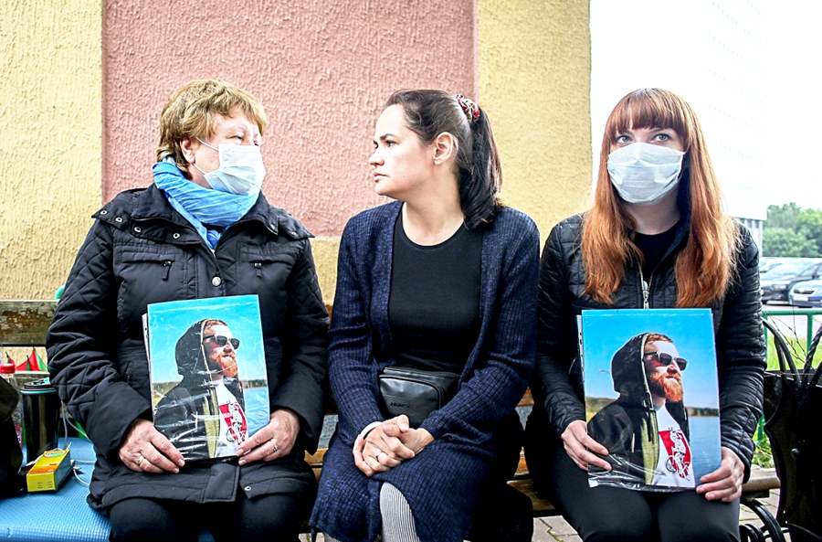 Svetlana Tihanovska (vidū) kopā ar sievietēm, kas piedalās badošanās protesta akcijā, pieprasot atbrīvot cilvēkus, kurus arestēja jau jūlijā.