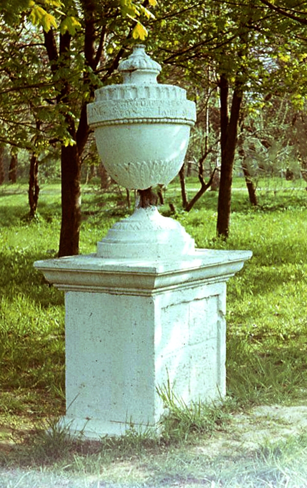 Pārvietotais un nobalsinātais K. V. Krauklinga piemineklis Karpa dārzā īsi pirms urnas nogāšanas.
Foto ap 1988. gadu.
Autors: Diapozitīvs Rundāles pils muzejā.