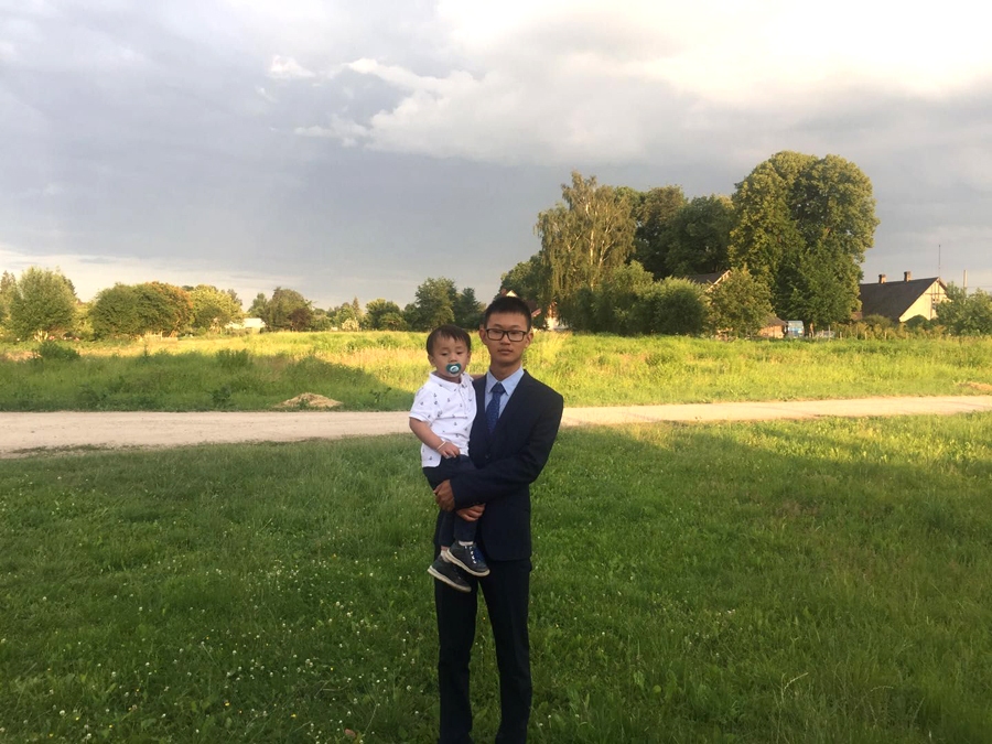 Brāļi Alekss un Bobs pie mājas Iecavā 2018. gadā.
Autors: no personiskā albuma.