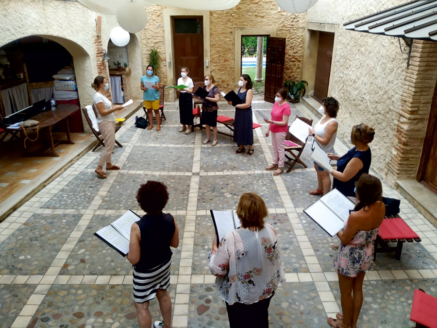 Kora «Tutte Voci» pirmais mēģinājums sieviešu balsīm šovasar pēc ārkārtas stāvokļa atcelšanas. Centrā – diriģente Ieva Lavrinoviča.
Autors: no I. Lavrinovičas albuma.