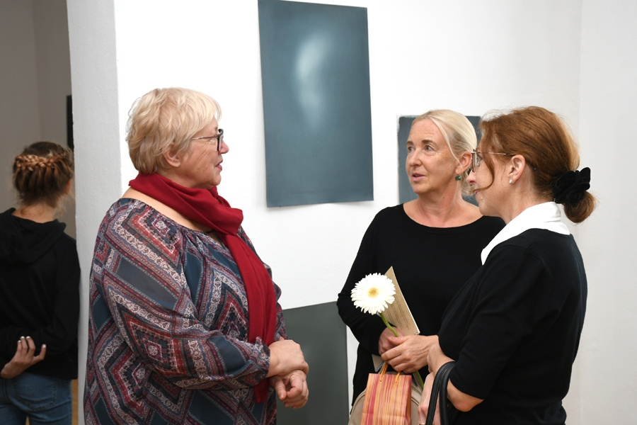Ilze Jākobsone, mākslinieka mamma (no kreisās), sarunā ar mākslas pedagoģēm Signi Pansovu un Mārīti Šulci.
Autors: Ivars Bogdanovs