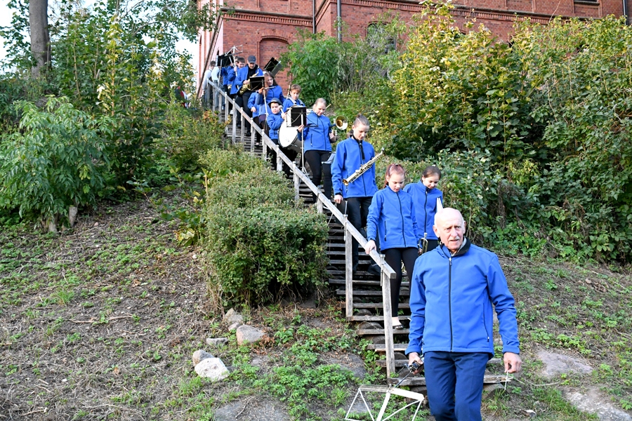 Pūtēju orķestris «Skaistkalne» Jāņa Kalniņa vadībā dodas uz Mēmeles krastu, lai vakaru atklātu ar Latvijas valsts himnu.
Autors: Ivars Bogdanovs